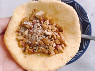 9、南瓜糯米糕,把小面团按扁，加入馅