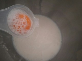 1、万能早餐-牛奶哈斯,盆中放入350g????牛奶和一个蛋黄25g