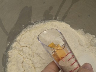 4、万能早餐-牛奶哈斯,加入15克酵母。