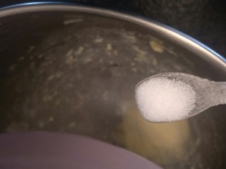 10、万能早餐-牛奶哈斯,加入三小勺盐约10克。