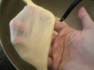 13、万能早餐-牛奶哈斯,拉开检查一下面筋。这里并没有明确要求要手套膜有光面就可以了。