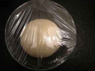 14、万能早餐-牛奶哈斯,放入碗中，盖保鲜膜发酵1小时。