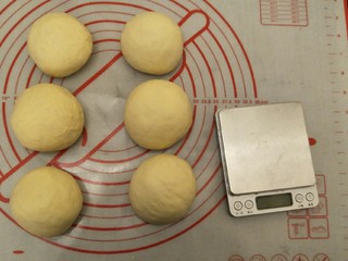 22、万能早餐-牛奶哈斯,分成六等份，我这里150克一个小面团。