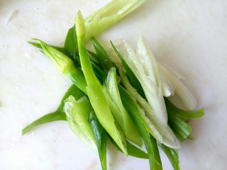 6、酱香鸡肉,葱切丝