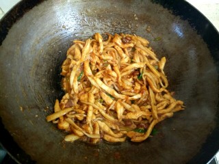 12、酱香鸡肉,大火翻炒均匀关火