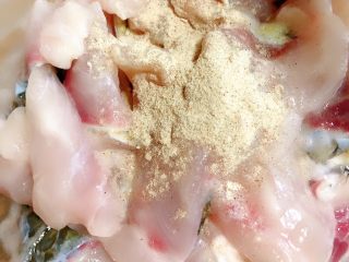 12、酸菜鱼,加入白胡椒粉抓匀