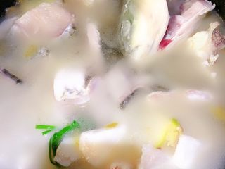 20、酸菜鱼,加入没过鱼骨的水