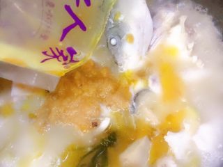 22、酸菜鱼,烧开后我们倒入酸菜鱼料包里的汤包，要是没有这个汤包的话，我一般会放浓汤宝或者是熬的高汤，放高汤的话就要根据自己的口味调一下味
