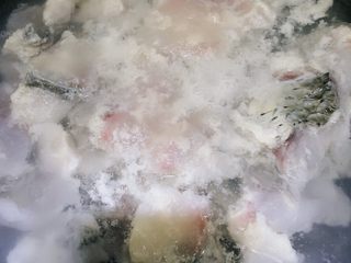 24、酸菜鱼,另起一锅加清水烧开，放入鱼片转中小火盖盖闷个两分钟左右，锅里不要让大开，锅边有小泡就行，这样做出来的鱼比较嫩，大火烧开鱼片容易碎，鱼片腌玩会粘着一起刚放锅里的时候扒拉一下让其分开，变色就别扒拉了