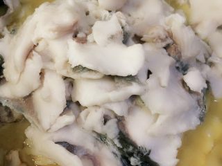 25、酸菜鱼,盛到鱼骨上面