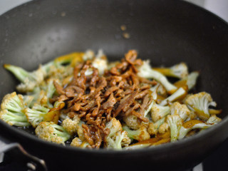 8、干煸菜花,再加入肉丝，翻炒均匀