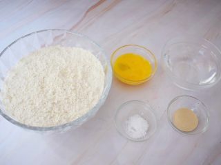 1、自制健康油条,准备好材料