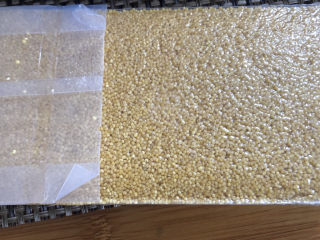 1、鸡蛋小米粥,选购优质的小米。