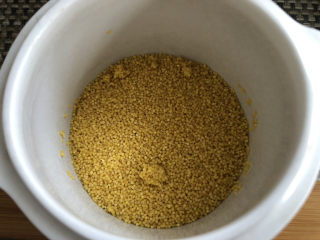 2、鸡蛋小米粥,称量好小米放在炖盅里。