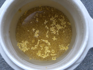 3、鸡蛋小米粥,加水先浸泡一小时。