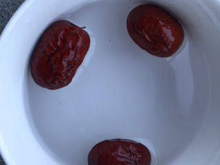 4、鸡蛋小米粥,红枣泡水。