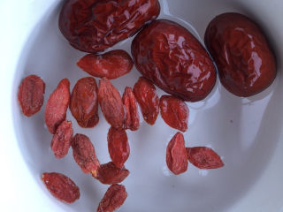 5、鸡蛋小米粥,加入枸杞一起浸泡清洗。