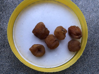 6、鸡蛋小米粥,准备好桂圆。