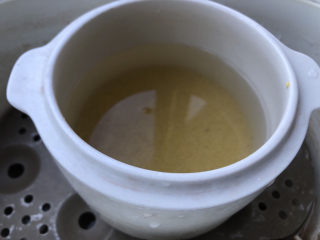 7、鸡蛋小米粥,小米浸泡后洗干净，加多一些水。