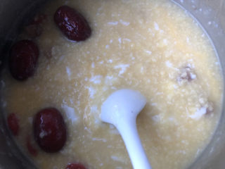 12、鸡蛋小米粥,搅匀了稍煮一会儿即可。