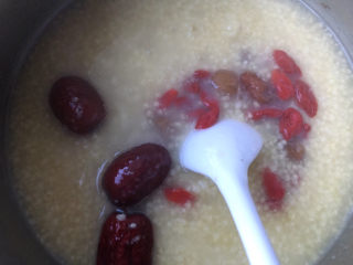 10、鸡蛋小米粥,接着放入枸杞和桂圆。