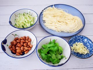 1、开胃凉拌面,准备好材料