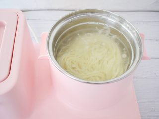 2、开胃凉拌面,锅中烧开水，把面条放入煮熟