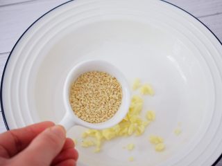 5、开胃凉拌面,加入熟白芝麻