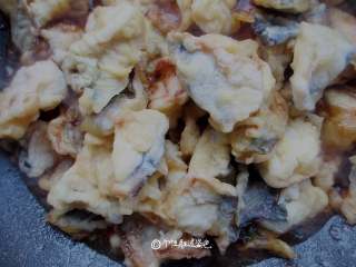 8、糖醋茄子,加入炸好的茄子下锅翻炒