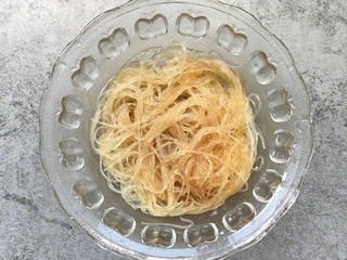 1、蒜蓉粉丝蒸虾,粉丝提前用水泡软洗净后，控干水分，并加入一勺蚝油拌匀后装盘备用。