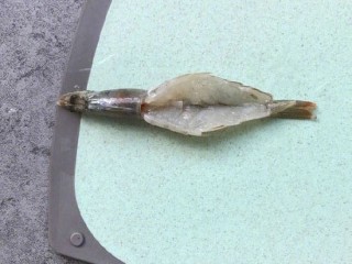 3、蒜蓉粉丝蒸虾,虾洗净开背去虾线剪去虾须。
