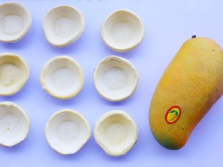 2、网红蛋挞皮芒果酥,蛋挞皮提前解冻。