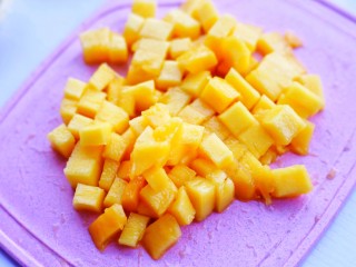 3、网红蛋挞皮芒果酥,芒果去皮切成小丁。