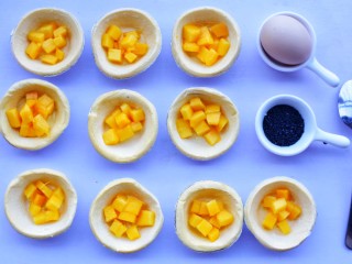 4、网红蛋挞皮芒果酥,装入蛋挞皮里。