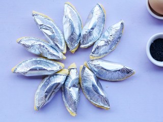 5、网红蛋挞皮芒果酥,轻轻对折，封口收紧，可以用叉子压一下边。