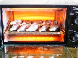 6、网红蛋挞皮芒果酥,全部装好后，烤箱200度预热10分钟，再把准备好的食材放入烤10分钟。