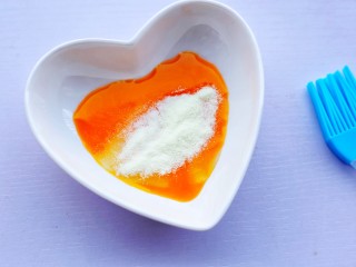 7、网红蛋挞皮芒果酥,鸡蛋打散加一勺澳优爱优奶粉搅拌均匀。