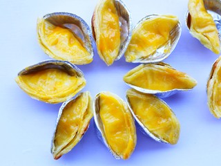 9、网红蛋挞皮芒果酥,两面都刷上。