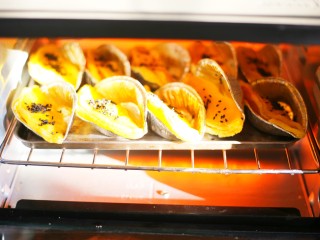 11、网红蛋挞皮芒果酥,入烤箱再烤10分钟就OK了。