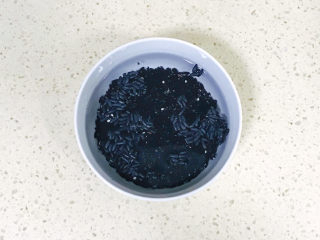 2、红枣黑米粥,黑米提前用清水洗净，浸泡半个小时