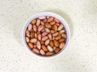 5、红枣黑米粥,花生洗净，控干水分