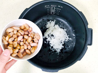 9、红枣黑米粥,花生加进去