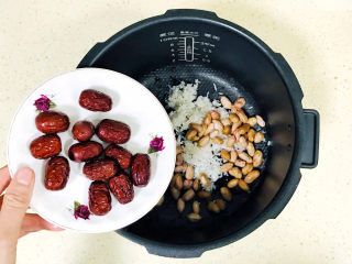 10、红枣黑米粥,最后加入红枣