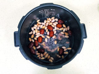 12、红枣黑米粥,水分不要太多，高压锅煮稀饭，水分不会蒸发太多