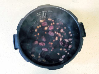 13、红枣黑米粥,启动高压锅稀饭程序，30分钟就煮好了