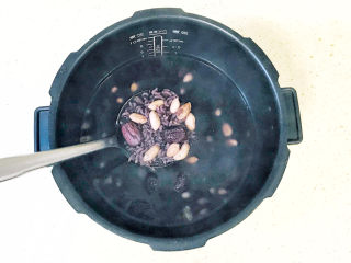 14、红枣黑米粥,来个近照，糯糯的