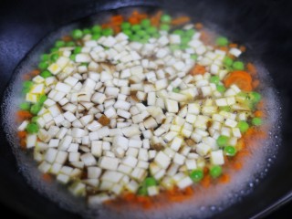 4、色彩缤纷的菠萝炒饭,香菇焯水30秒捞出。