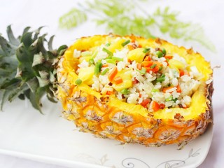 13、色彩缤纷的菠萝炒饭,五彩缤纷的菠萝饭就做好啦～