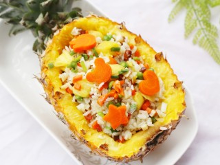 15、色彩缤纷的菠萝炒饭,非常好吃。