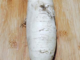 1、酱萝卜,取白萝卜一根